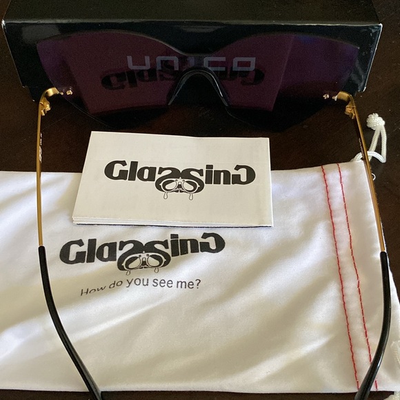 Glassing mirrored Italian sunglasses. - Picture 5 of 5